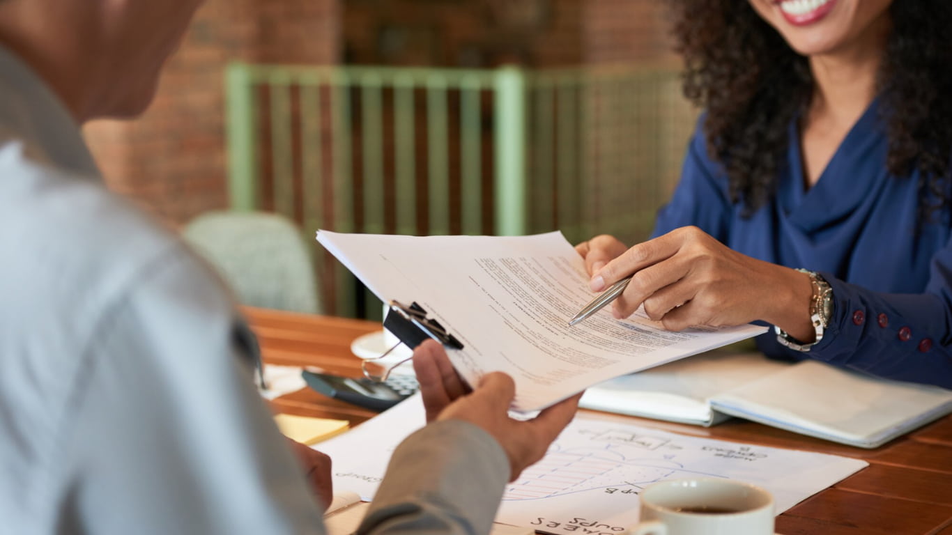 Mujer presentando contrato del primer empleo