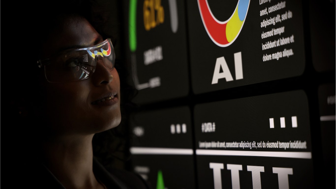 mujer-con-gafas-frente-a-un-monitor-estudiando-analizando-los-resultados-de-una-inteligencia-artificial