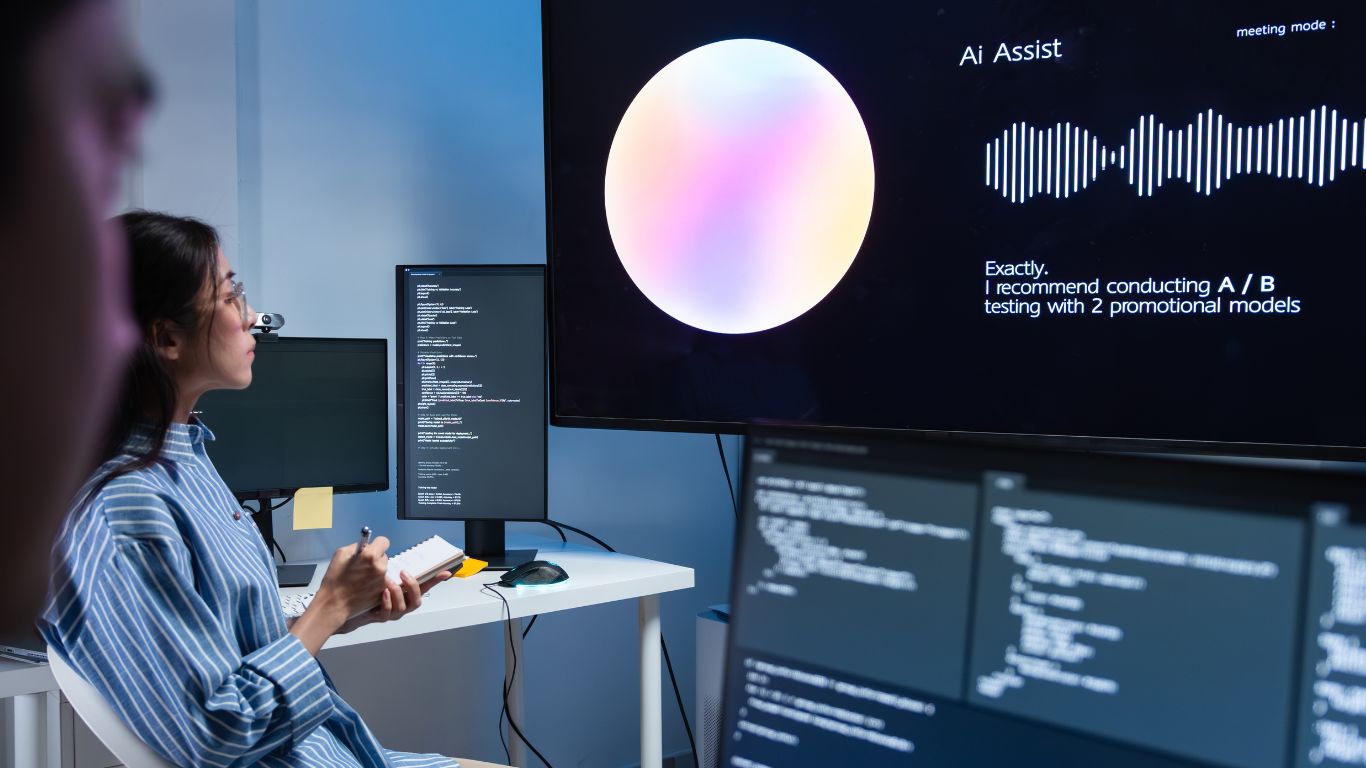 mujer-frente-a-monitores-programando-supervisando-un-asistente-de-inteligencia-artificial