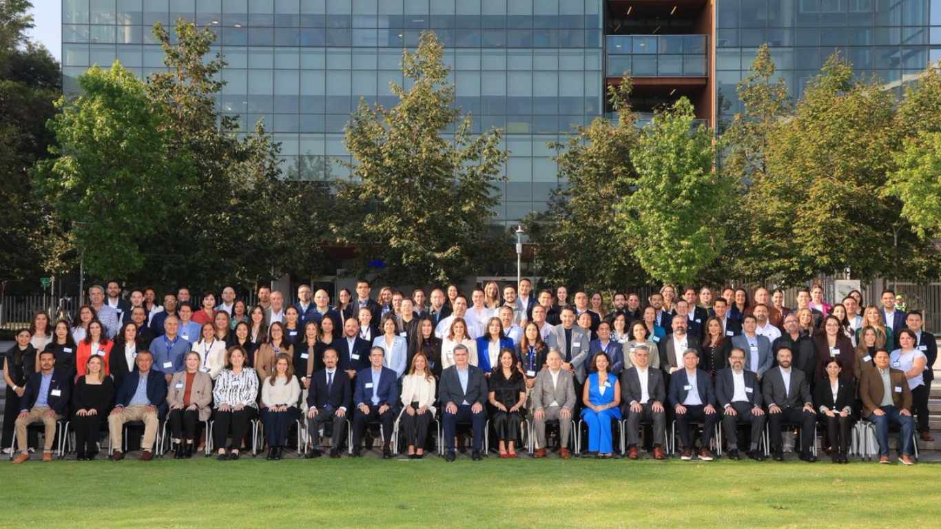 presidencias exatec reunidas para fotografia formal junto con directivos david garza presidente del grupo educativo tecnologico de monterrey en el jardin fuera del tecnologico de monterrey campus 
