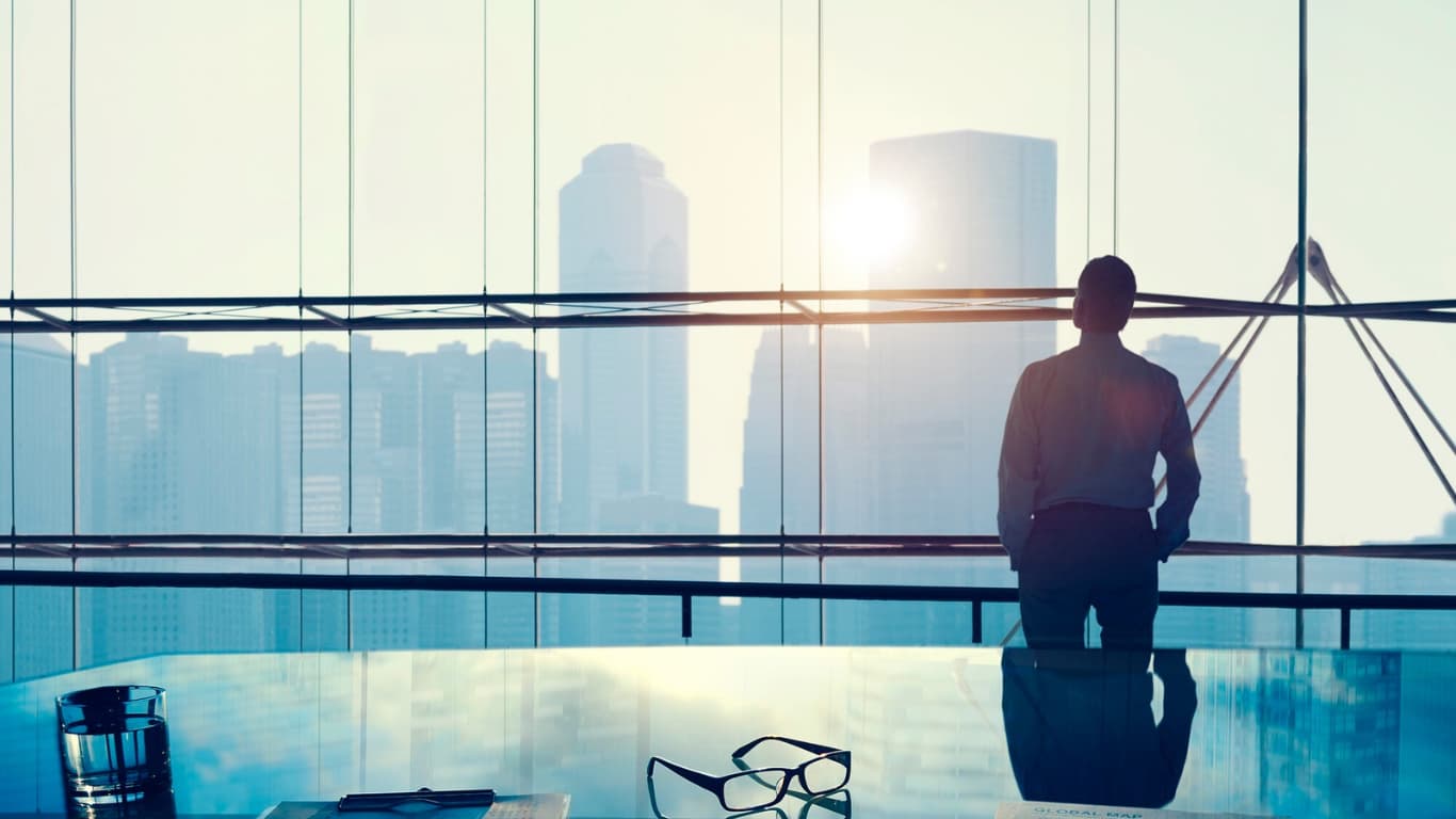 Joven emprendedor buscando apoyo financiero