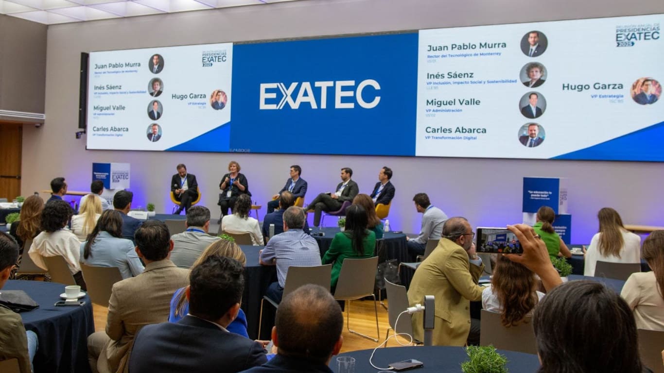 Foto grupal de miembros de la comunidad EXATEC durante la Reunión de Presidencias 2023, fortaleciendo la vinculación entre egresados del Tecnológico de Monterrey.
