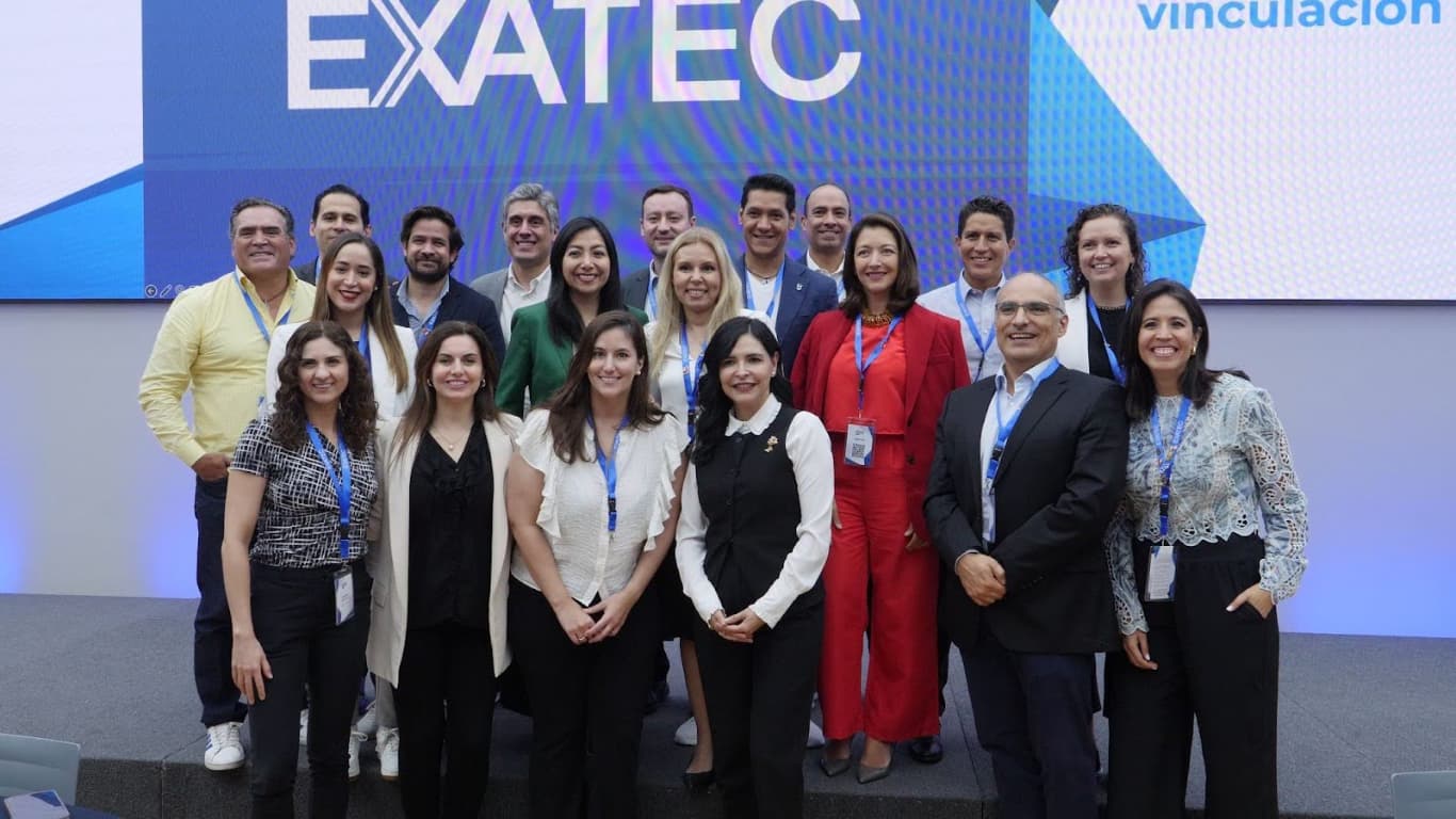 Panel de líderes EXATEC en la Reunión de Presidencias 2023, con ponencias sobre transformación digital, sostenibilidad y estrategia institucional.