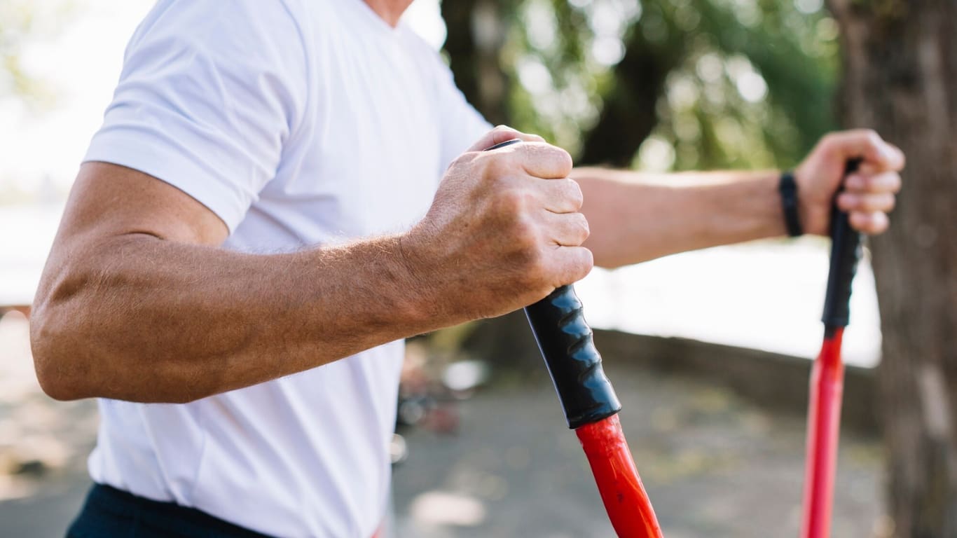 La imagen captura la intensidad del entrenamiento, con un fondo desenfocado de un entorno al aire libre.