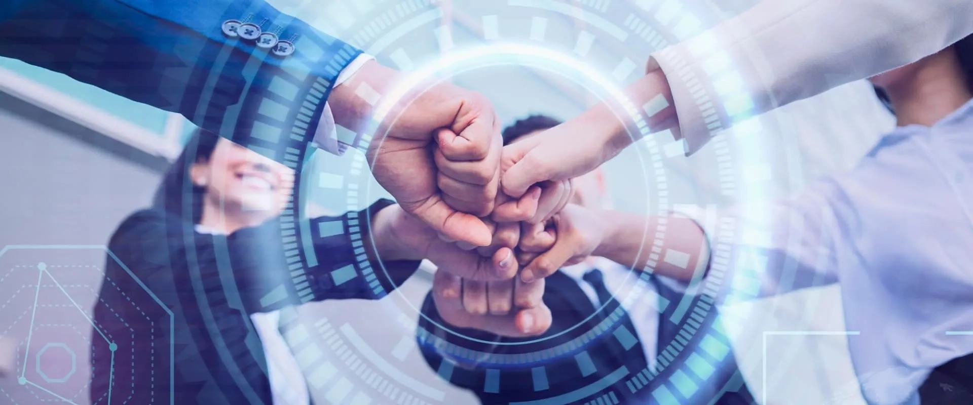 Equipo de trabajo uniendo puños en señal de colaboración, con gráficos digitales que representan alianzas estratégicas y tecnología empresarial.