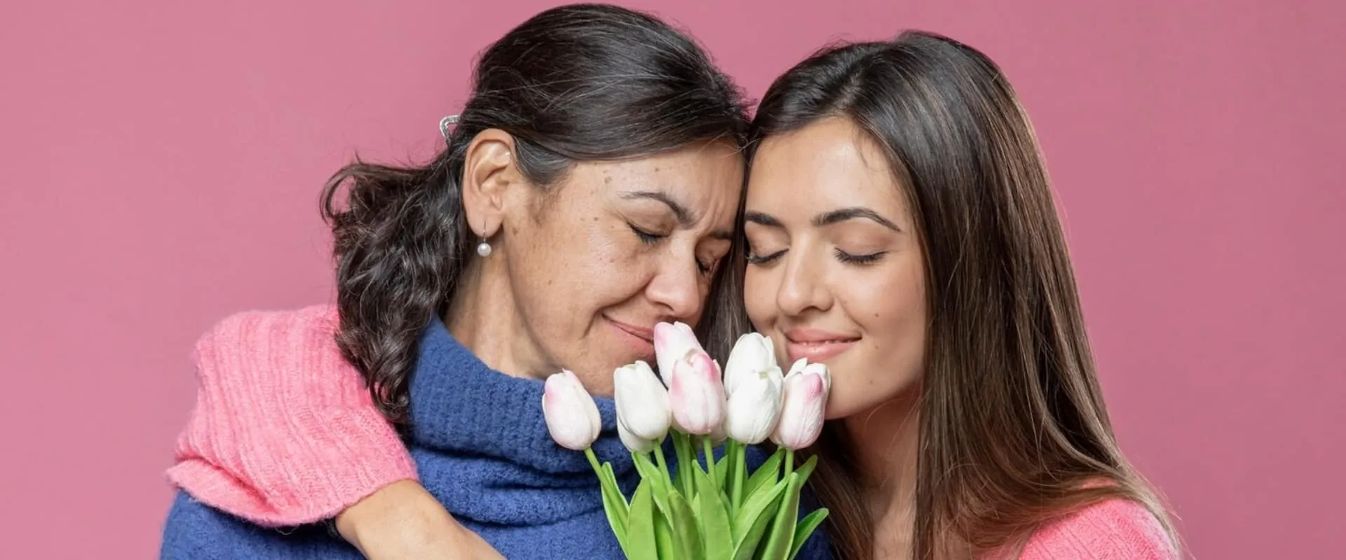 Dos mujeres celebrando el día de las madres con amor y creatividad