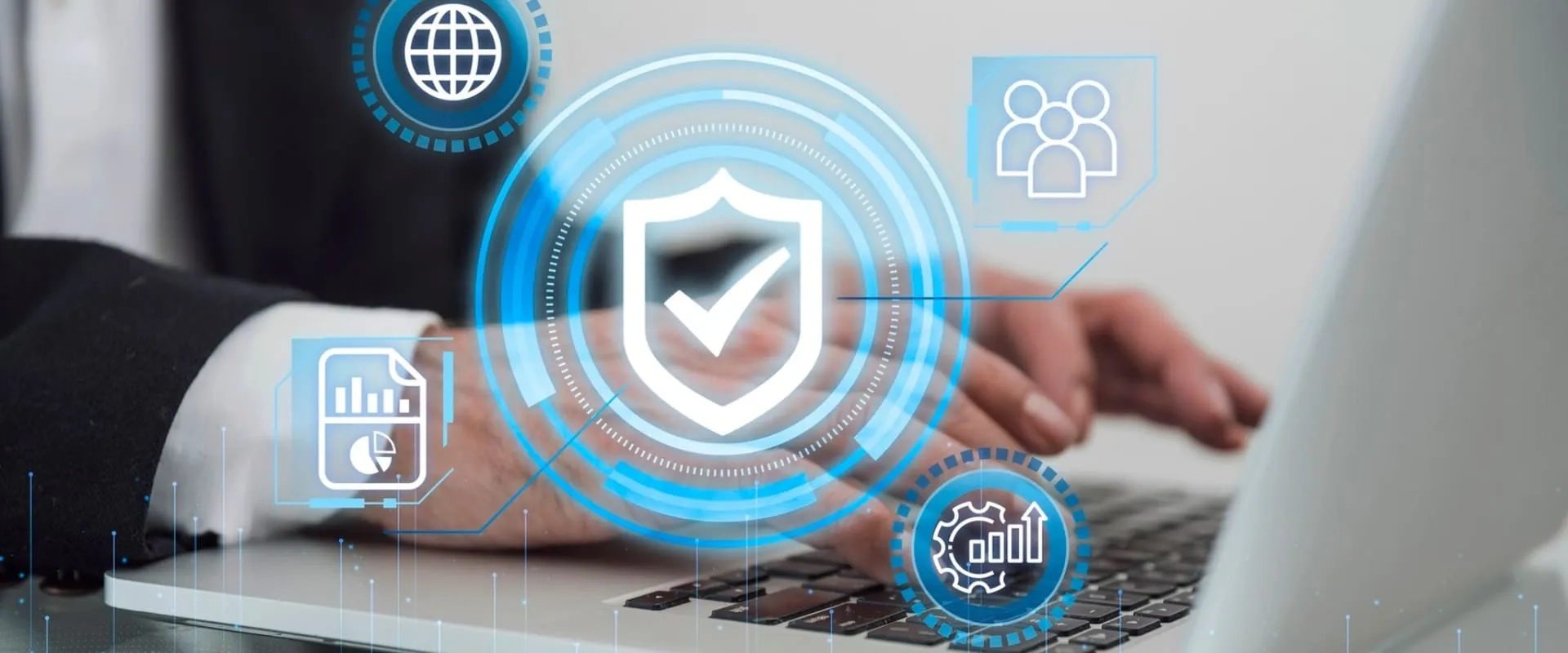 Primer plano de manos sobre un teclado de computadora portátil, con gráficos digitales superpuestos que representan seguridad, análisis de datos y colaboración. 