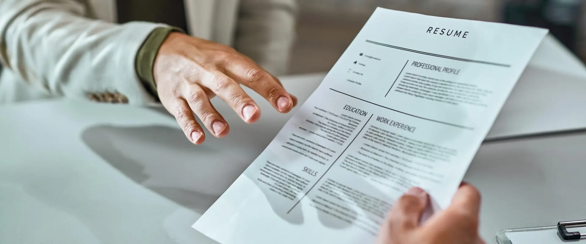 Dos personas sentadas en una mesa, revisando documentos.