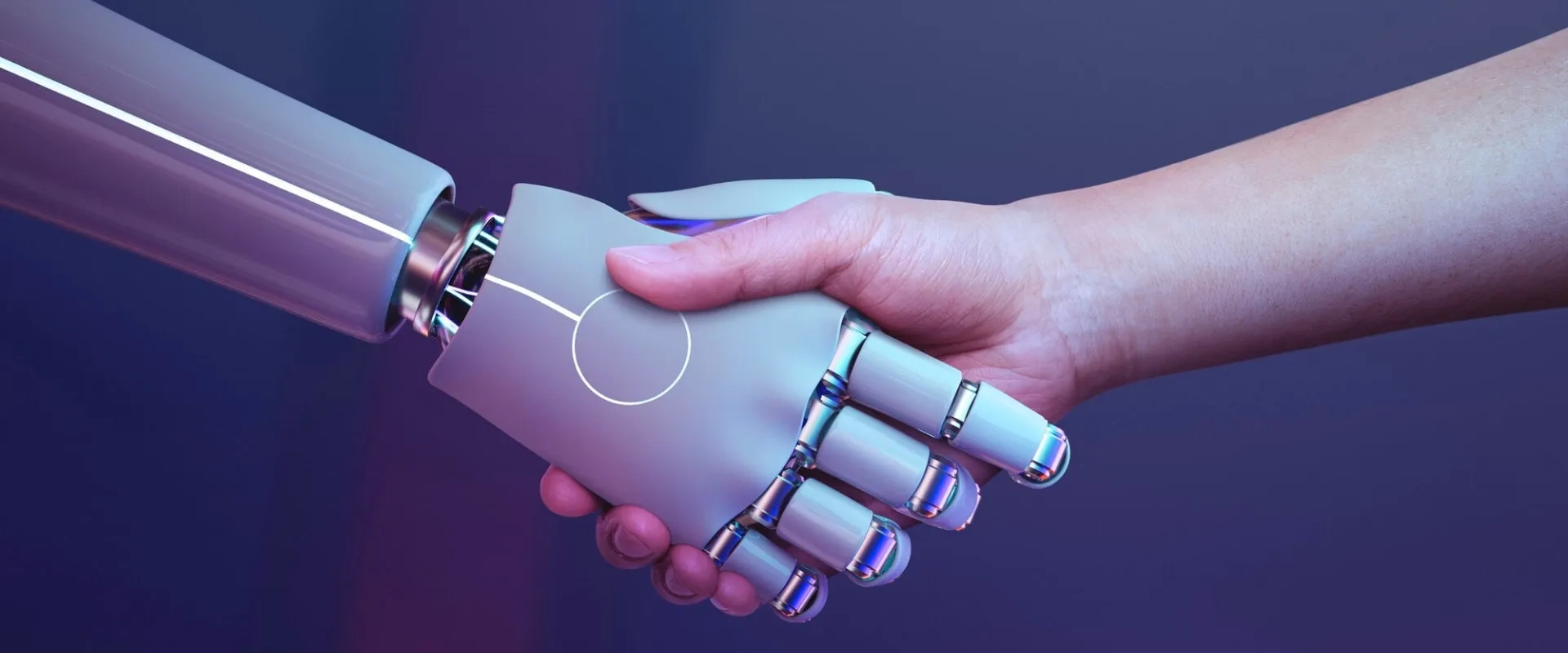 Una mano humana se encuentra en un apretón de manos con una mano robótica futurista.