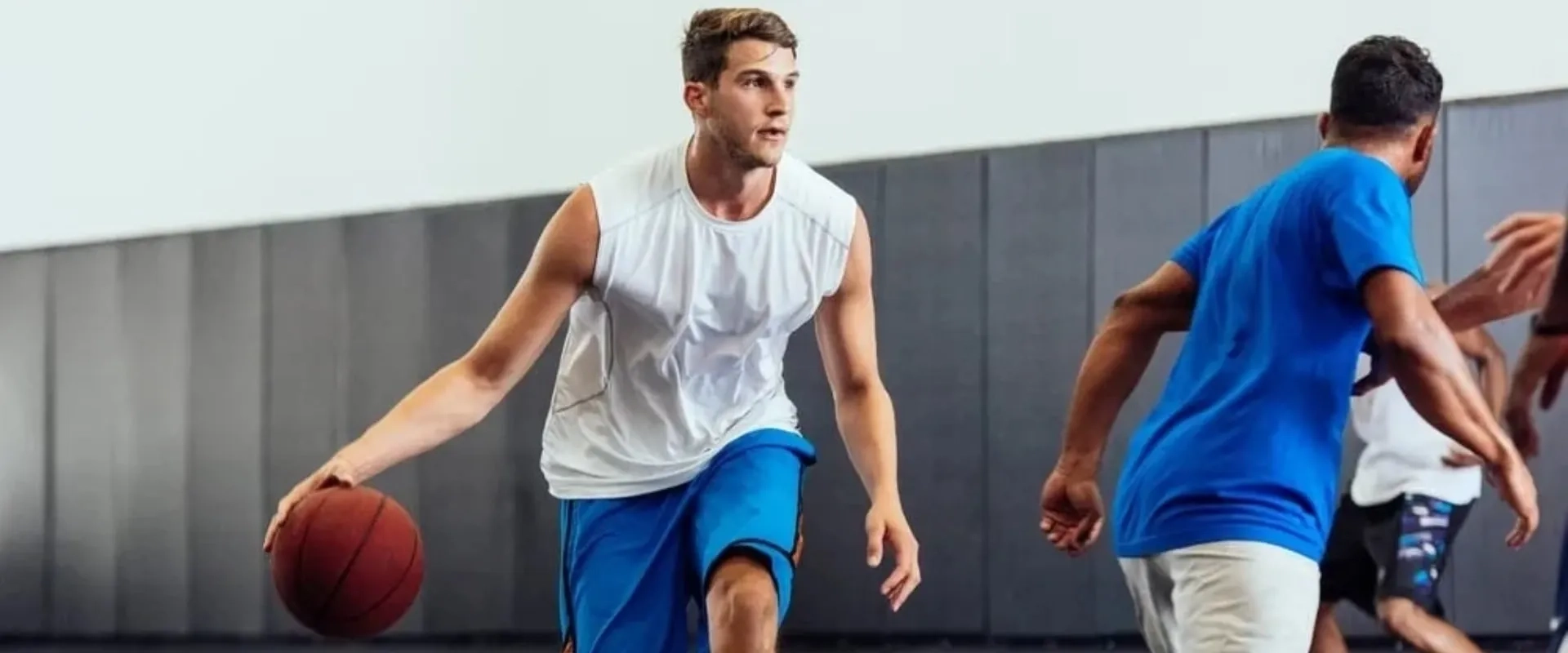 Importancia del deporte para tu salud hombre jugando basquetbol