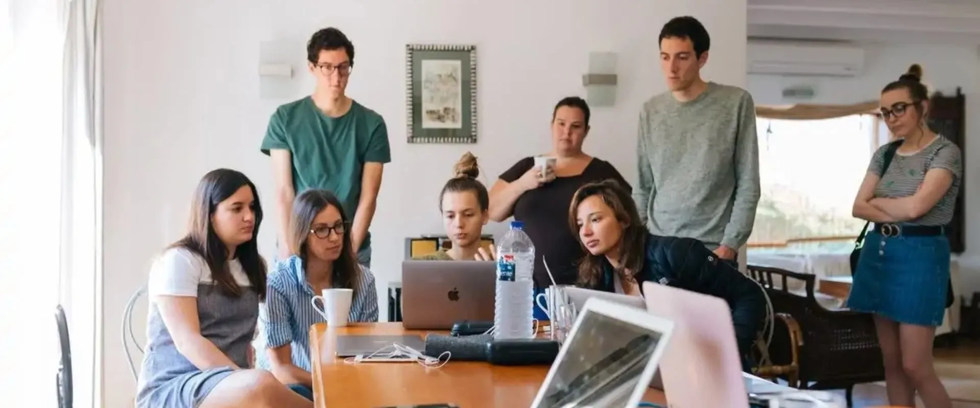 Emprendedores jóvenes buscando financiamiento para sus negocios EXATEC