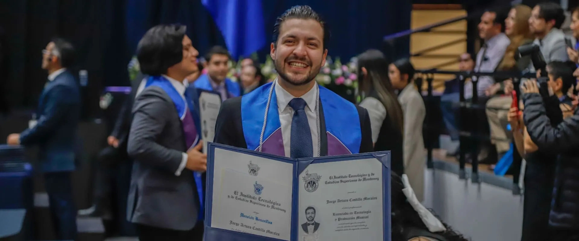 Egresado EXATEC celebrando su graduación con diploma en mano, durante ceremonia en el Tecnológico de Monterrey