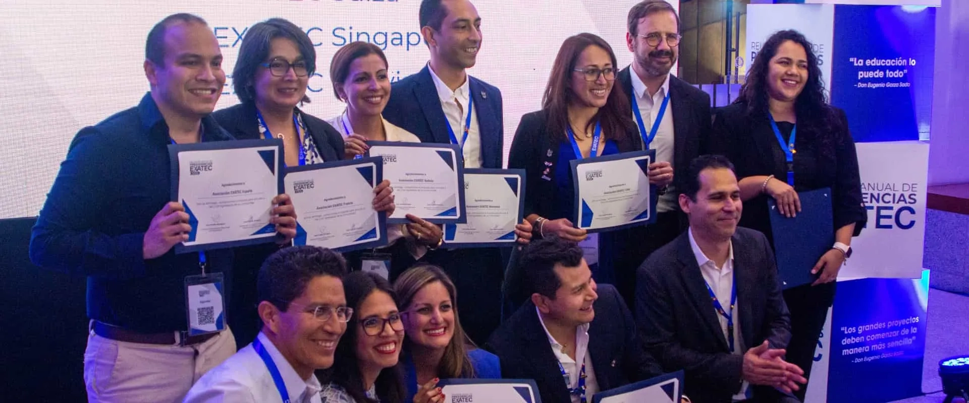 Grupo de representantes de asociaciones EXATEC posando con reconocimientos durante la Reunión Anual de Presidencias EXATEC 2025 en el Tecnológico de Monterrey. Todos sonríen mientras sostienen diplomas frente a un fondo institucional con logotipos del evento.