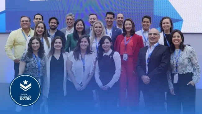 Un grupo diverso de profesionales y líderes empresariales, vestidos de manera formal e informal, posan sonrientes frente a un fondo de evento corporativo. En la esquina inferior izquierda se ve un logo que dice 'Líder de Generación EXATEC', lo que representa un programa de mentoría o un evento de líderes egresados.