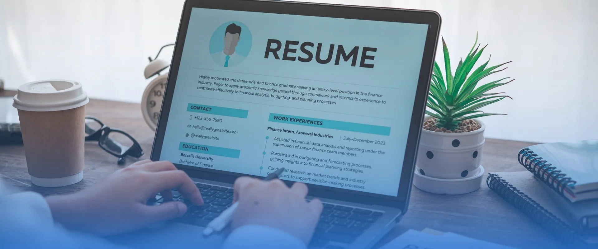 Exatec sentado en su escritorio buscando estrategias sobre como configurar su perfil para la bolsa de trabajo del Tec y para LinkedIn 