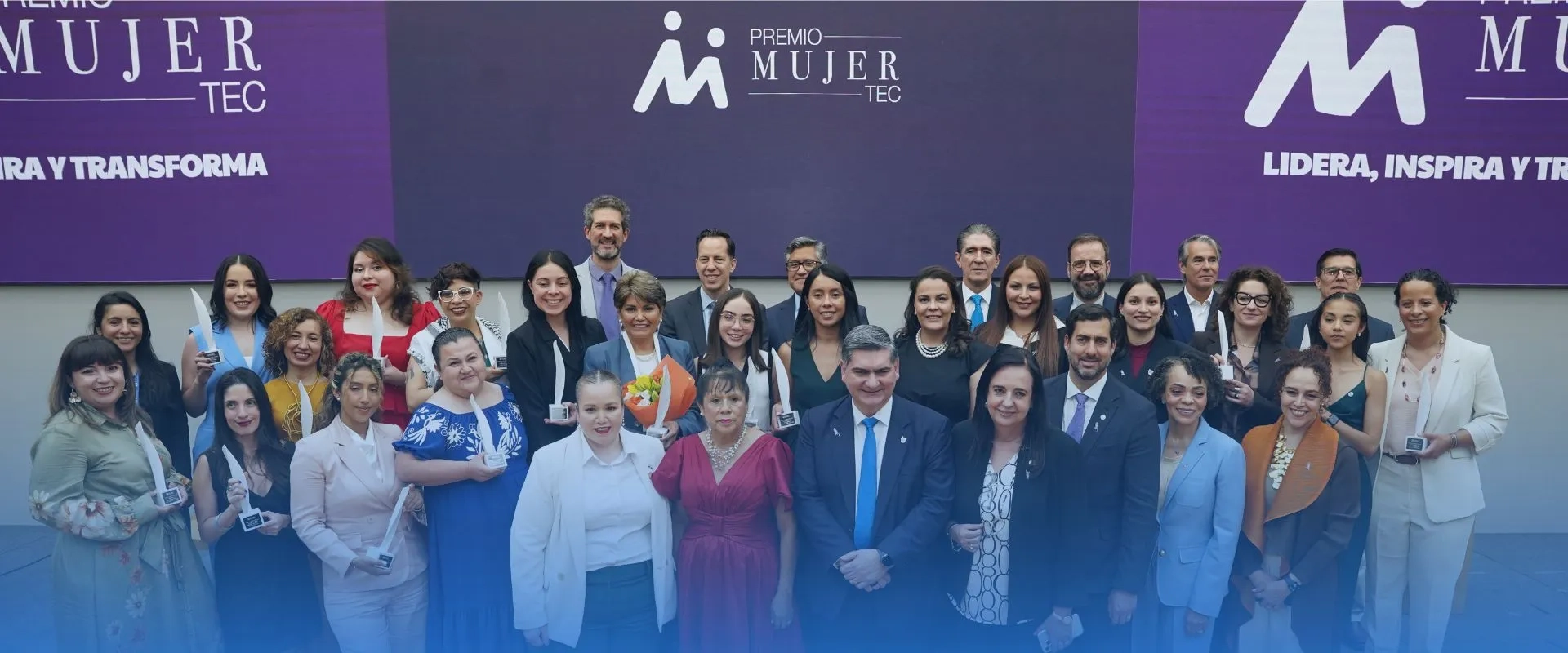 Mujeres ganadoras del premio mujer Tec del Tecnológico de Monterrey campus Monterrey en el escenario con el presidente David Garza