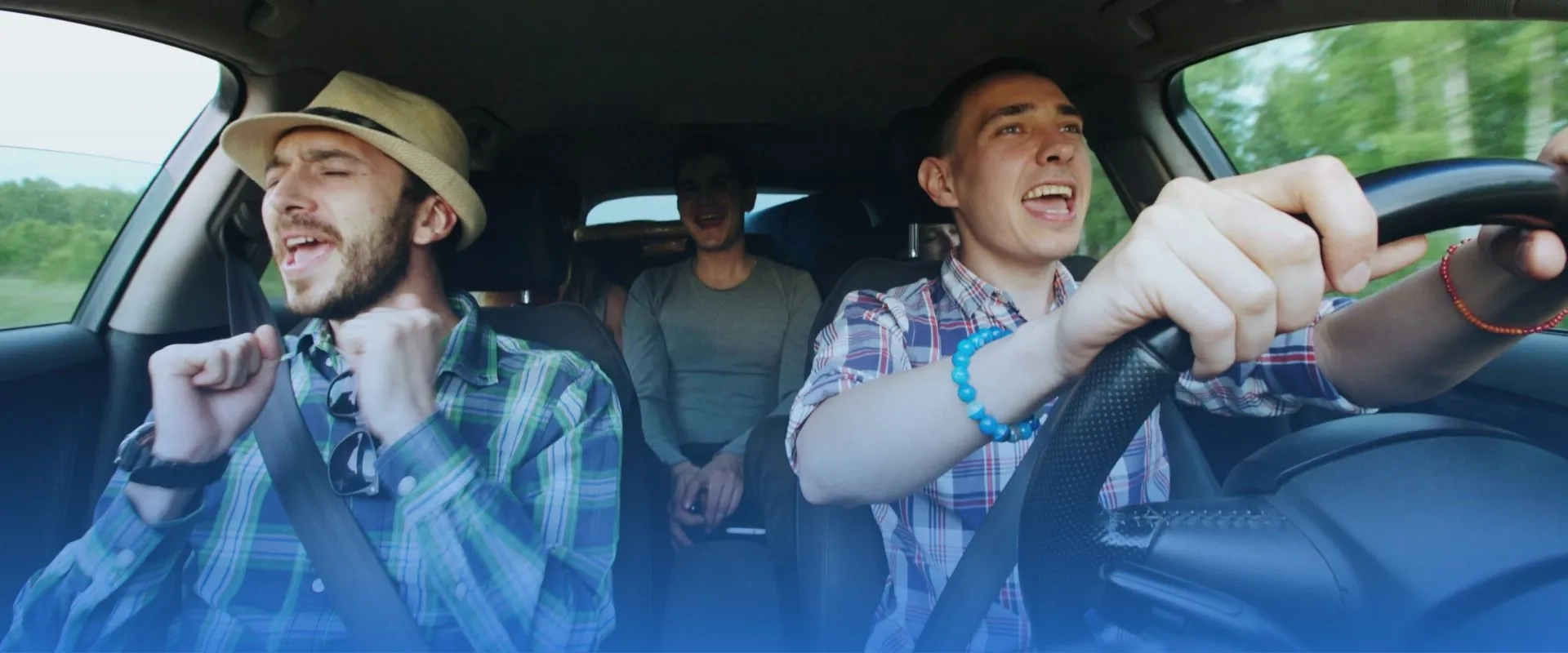 EXATEC-en-grupo-sentados-dentro-de-un-carro-manejando-en-las-afueras-de-la-ciudad-siendo-protegidos-por-convenio-chubb