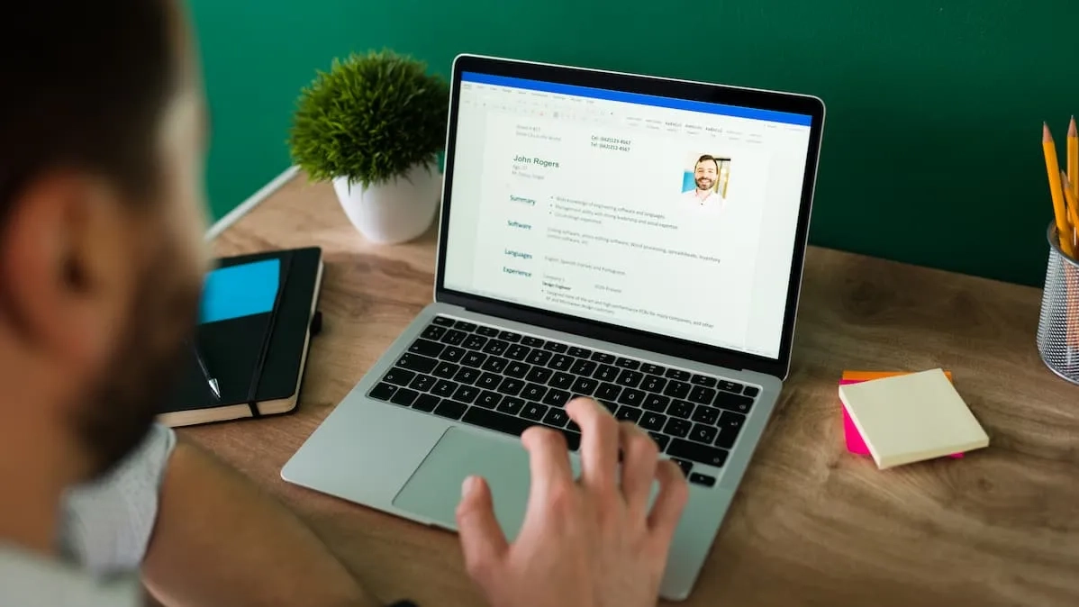 Recién egresado EXATEC redactando su currículum vitae profesional en computadora para buscar oportunidades laborales.
